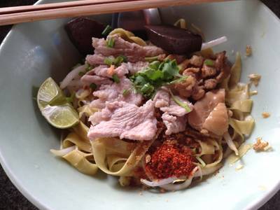 บะหมี่แห้งต้มยำ ที่ ร้านอาหาร ก๋วยเตี๋ยวทุ่งใหญ่ บะหมี่แห้งต้มยำ ที่ ร้านอาหาร ก๋วยเตี๋ยวทุ่งใหญ่