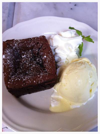 บราวนี่เพิ่มไอศกรีมวนิลา ที่ ร้านอาหาร Audrey Cafe & Bistro ทองหล่อ