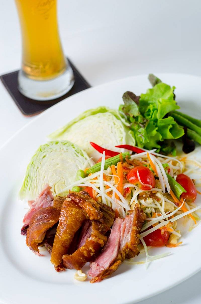 Papaya sald with pork knuckle ที่ ร้านอาหาร German House Pure Place รามคำแหง