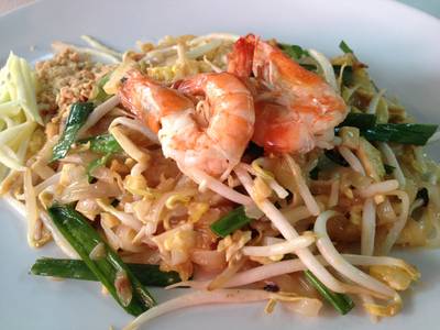 ผัดไทกุ้งสด ที่ ร้านอาหาร ผัดไทยอาปุ๊กุ้งสด