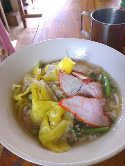 เกี๊ยวต้มยำ โดน  ที่ ร้านอาหาร ก๋วยเตี๋ยวไร้นาม