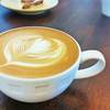 ลาเต้ร้อนหอมๆ นุ่ม กลมกล่อมมากๆค่ะ ที่ ร้านอาหาร ณ coffee