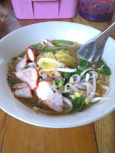 บะหมี่เกี๊ยวต้มยำ โดน ที่ ร้านอาหาร ก๋วยเตี๋ยวไร้นาม