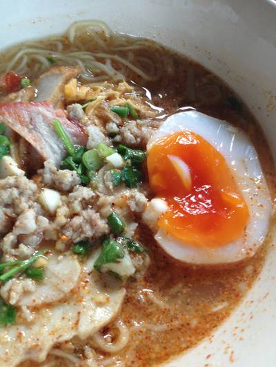 เส้นบะหมี่ต้มยำ ที่ ร้านอาหาร ก๋วยเตี๋ยวไข่ คุณแหม่ม