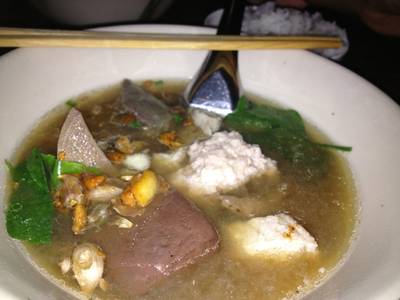 เกาเหลาเลือดหมูตำลึง ที่ ร้านอาหาร โกเบ๊นซ์ ก๋วยจั๊บ เกาเหลาเลือดหมู