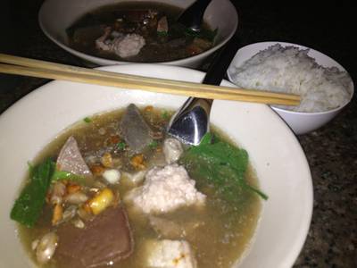 เกาเหลาเลือดหมูตำลึง ที่ ร้านอาหาร โกเบ๊นซ์ ก๋วยจั๊บ เกาเหลาเลือดหมู