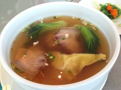 ซุปหมูแดง+เกี๊ยวกุ้ง อร่อยเกี๊ยวกุ้งชิ้นใหญ่สะใจ ที่ ร้านอาหาร Ming Xing Chinese Restaurant