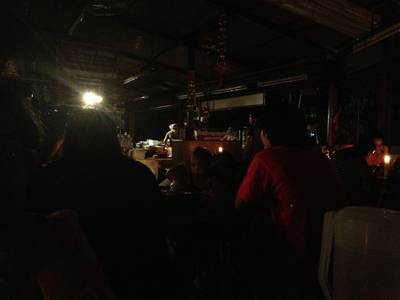 บรรยากาศในร้านตอนไฟดับ ที่ ร้านอาหาร โกเบ๊นซ์ ก๋วยจั๊บ เกาเหลาเลือดหมู