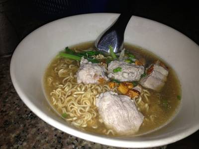 มาม่าหมูค่ะ ที่ ร้านอาหาร โกเบ๊นซ์ ก๋วยจั๊บ เกาเหลาเลือดหมู