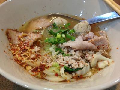 ต้มยำ ที่ ร้านอาหาร ก๋วยเตี๋ยวชากังราว