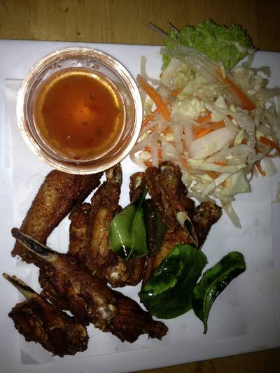 ปีกไก่ทอด พอแหลกล่าย ที่ ร้านอาหาร In The Box Bar Station