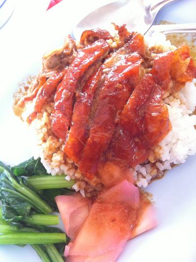 ข้าวหน้าเป็ดย่าง จานนี้ธรรมดา30.- ถ้าพิเศษ40.- ที่ ร้านอาหาร ทวีชัยเป็ดพะโล้ เจ้าเก่าตลาดลาดพร้าว สะพาน 2