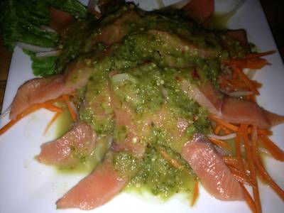 ยำแซลมอนวาซาบิ ไม่ผ่านนะจานนี้ ที่ ร้านอาหาร In The Box Bar Station