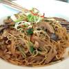 บะหมี่ผัดซอสเป๋าฮื้อเป็ดย่าง ที่ ร้านอาหาร Ming Xing Chinese Restaurant