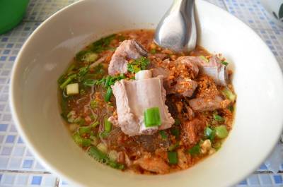 วุ้นเส้นต้มยำซี่โครงหมู ที่ ร้านอาหาร ร้านก๋วยเตี๋ยวลีลา