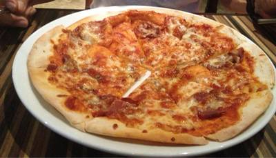 Pizza ราคาประมาณ380 ที่ ร้านอาหาร Party House One Siam Design Hotel