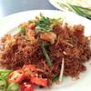 หมี่กรอบเสวยสวรรค์ ผัดใส่กุ้ง  เส้นเล็ก กรอบ รสกลมกล่อม  ที่ ร้านอาหาร หมี่กรอบจีนหลี