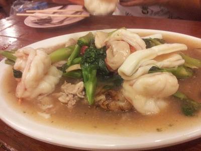 ราดหน้าเศรษฐี ที่ให้เครื่องมาเกินราคา แบบจัดเต็ม ที่ ร้านอาหาร เหล่ากุ้ย บะหมี่อัศวิน