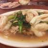 ราดหน้าเศรษฐี ที่ให้เครื่องมาเกินราคา แบบจัดเต็ม ที่ ร้านอาหาร เหล่ากุ้ย บะหมี่อัศวิน
