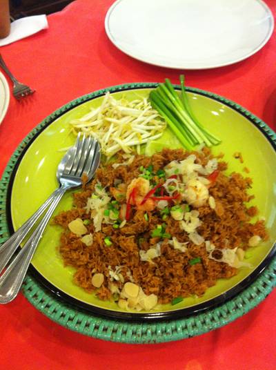 หมี่กรอบ ที่ ร้านอาหาร บ้านไทยสวนทิพย์แมกไม้สายธารตำนานไทย