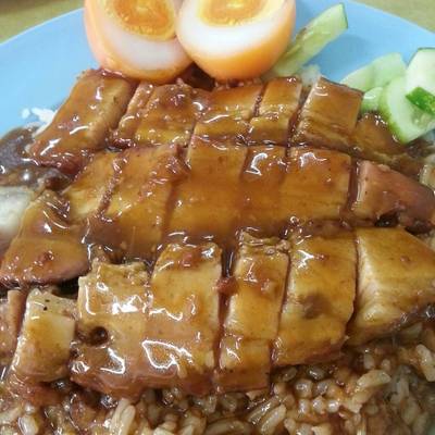 ข้าวหมูกรอบใส่ไข่ จานธรรมดา 48.-ให้เยอะมากค่ะ ที่ ร้านอาหาร ข้าวหมูแดงสีมรกต