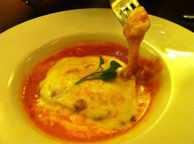 ชีสยืดจนตัดไม่ขาด ที่ ร้านอาหาร The Right Bank