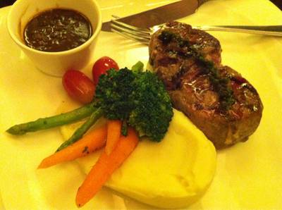 เนื้อนุ่มมากย่างกะลังดี ที่ ร้านอาหาร The Right Bank