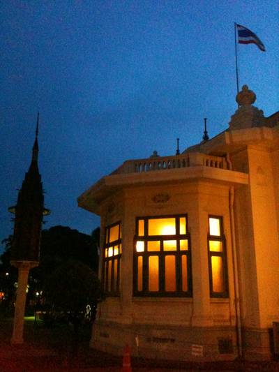 บรรยากาศยามเย็น ที่ ร้านอาหาร ร้านกาแฟ นรสิงห์ ณ วังพญาไท