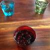 แก้วน้ำสีสดใสระหว่างรอขนม ที่ ร้านอาหาร Amatissimo caffe