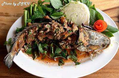 มัจฉาร่ำไห้  ที่ ร้านอาหาร ตำม่วน