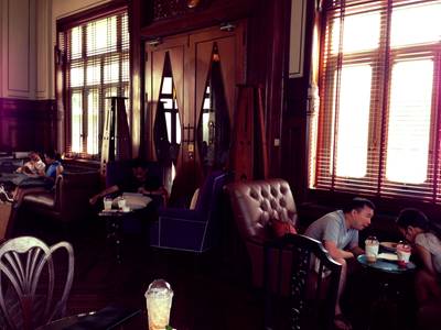 บรรยากาศร้านและการตกแต่ง ที่ ร้านอาหาร ร้านกาแฟ นรสิงห์ ณ วังพญาไท
