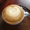 คาปูชิโน่ในถาดไม้ ที่ ร้านอาหาร Amatissimo caffe