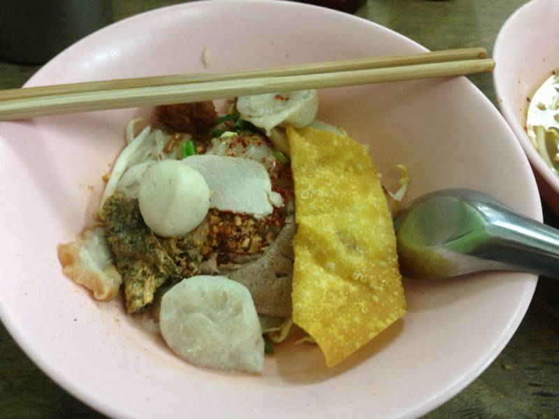 เล็กแห้งแสนอร่อย ที่ ร้านอาหาร ก๋วยเตี๋ยวหมูวัดเอี่ยมฯ 80 ปี