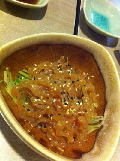 แมงกระพรุนน้ำมันงา ที่ ร้านอาหาร Isao