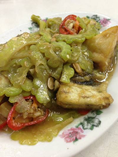 มะระผัดปลากระพง ที่ ร้านอาหาร นิยมรส