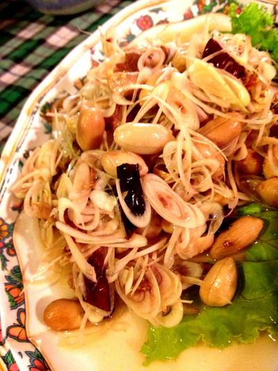 ยำตะไคร้ **เมนูแนะนำ ที่ ร้านอาหาร ครัวบ้านริมน้ำ วัดกู้