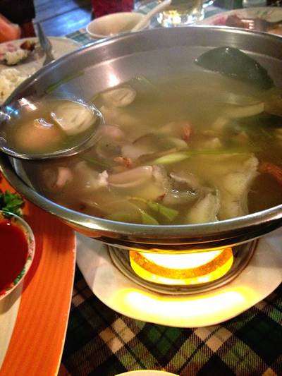 ต้มยำรวมมิตรน้ำใส ที่ ร้านอาหาร ครัวบ้านริมน้ำ วัดกู้
