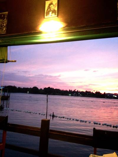 บรรยากาศริมน้ำยามอาทิตย์อัสดง ที่ ร้านอาหาร ครัวบ้านริมน้ำ วัดกู้
