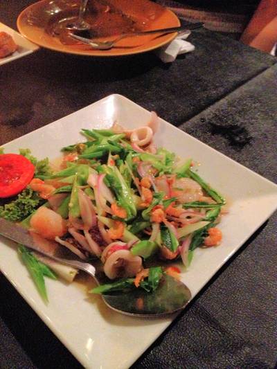 ยำก้านคะน้า ที่ ร้านอาหาร สุภัทรา บาย เดอะ ซี