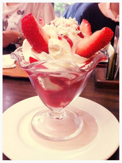 White Strawberry Trifle ที่ ร้านอาหาร After You Dessert Cafe J Avenue