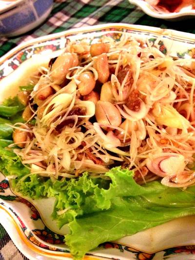 ยำตะไคร้ ที่ ร้านอาหาร ครัวบ้านริมน้ำ วัดกู้