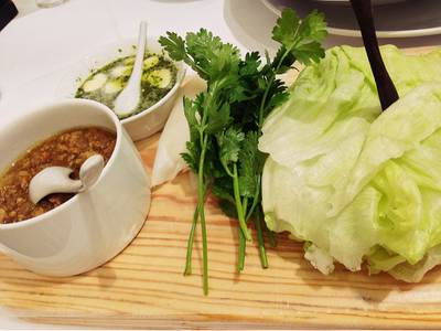ก๋วยเตี๋ยวห่อหมูสับ ที่ ร้านอาหาร Greyhound Café ดิเอ็มโพเรี่ยม ก๋วยเตี๋ยวห่อหมูสับ ที่ ร้านอาหาร Greyhound Café ดิเอ็มโพเรี่ยม