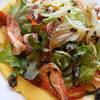 สลัดจานพิเศษมีมะม่วง กุ้ง ราดด้วย เสาวรส ที่ ร้านอาหาร Lapin คาเฟ่กระต่ายน้อย
