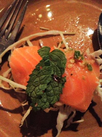 ซูมๆพล่าแซลมอน ที่ ร้านอาหาร สุภัทรา บาย เดอะ ซี