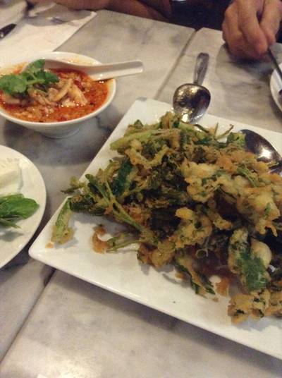ยำผักบุ้งทอดกรอบกุ้งสด ที่ ร้านอาหาร ครัวดอกไม้ขาว
