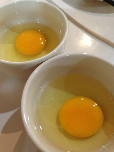 ไข่ไก่สองใบ เล็กๆ ที่ ร้านอาหาร ชาบู ชาบู นางใน