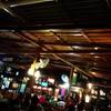 บรรยากาศภายในร้านยามค่ำคืน ที่ ร้านอาหาร ครัวบ้านริมน้ำ วัดกู้