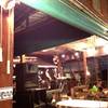 ดนตรีสด เริ่มเล่นประมาณทุ่มครึ่ง แนว Ballad อย่าง The Eagles ที่ ร้านอาหาร ครัวบ้านริมน้ำ วัดกู้