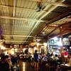 บรรยากาศภายในร้านยามค่ำคืน ที่ ร้านอาหาร ครัวบ้านริมน้ำ วัดกู้