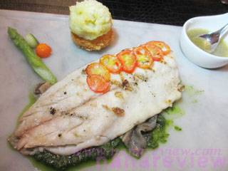 สเต็กปลากะพงย่าง ที่ ร้านอาหาร The Bar & The Restaurant